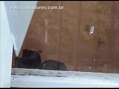 ❤️ Home cachondo mirando á súa moza con outro mozo, gravando un vídeo de carallo sen molestar á parella ❤️  Sexo en nós ☑